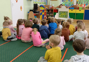 Dzieci słuchają bajki o gąsienicy.